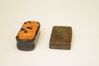 Lot 334 - Two snuff boxes