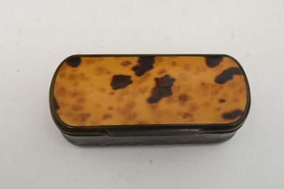 Lot 334 - Two snuff boxes
