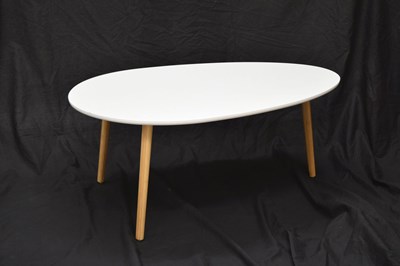 Lot 661 - White pebble top coffee table