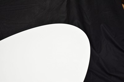 Lot 661 - White pebble top coffee table