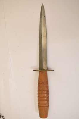 Lot 481 - Double edged African dagger and 'commando'-type dagger