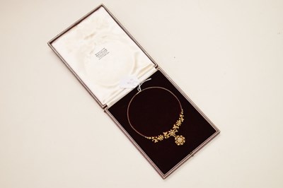 Lot 41 - Edwardian pearl yellow gold pendant necklace