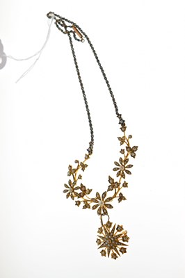 Lot 41 - Edwardian pearl yellow gold pendant necklace