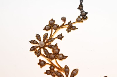 Lot 41 - Edwardian pearl yellow gold pendant necklace
