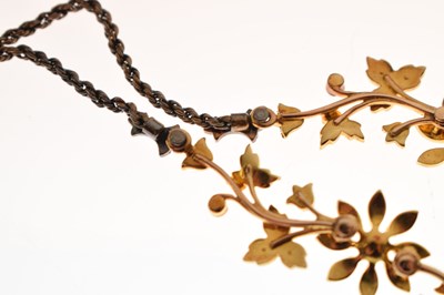 Lot 41 - Edwardian pearl yellow gold pendant necklace