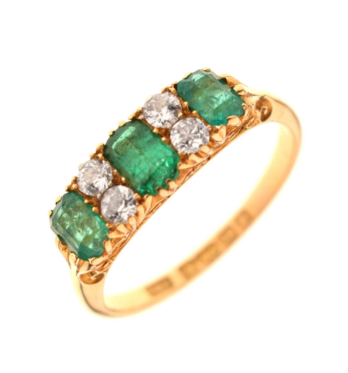 Lot 25 - Edwardian emerald and diamond 18ct yellow gold ring