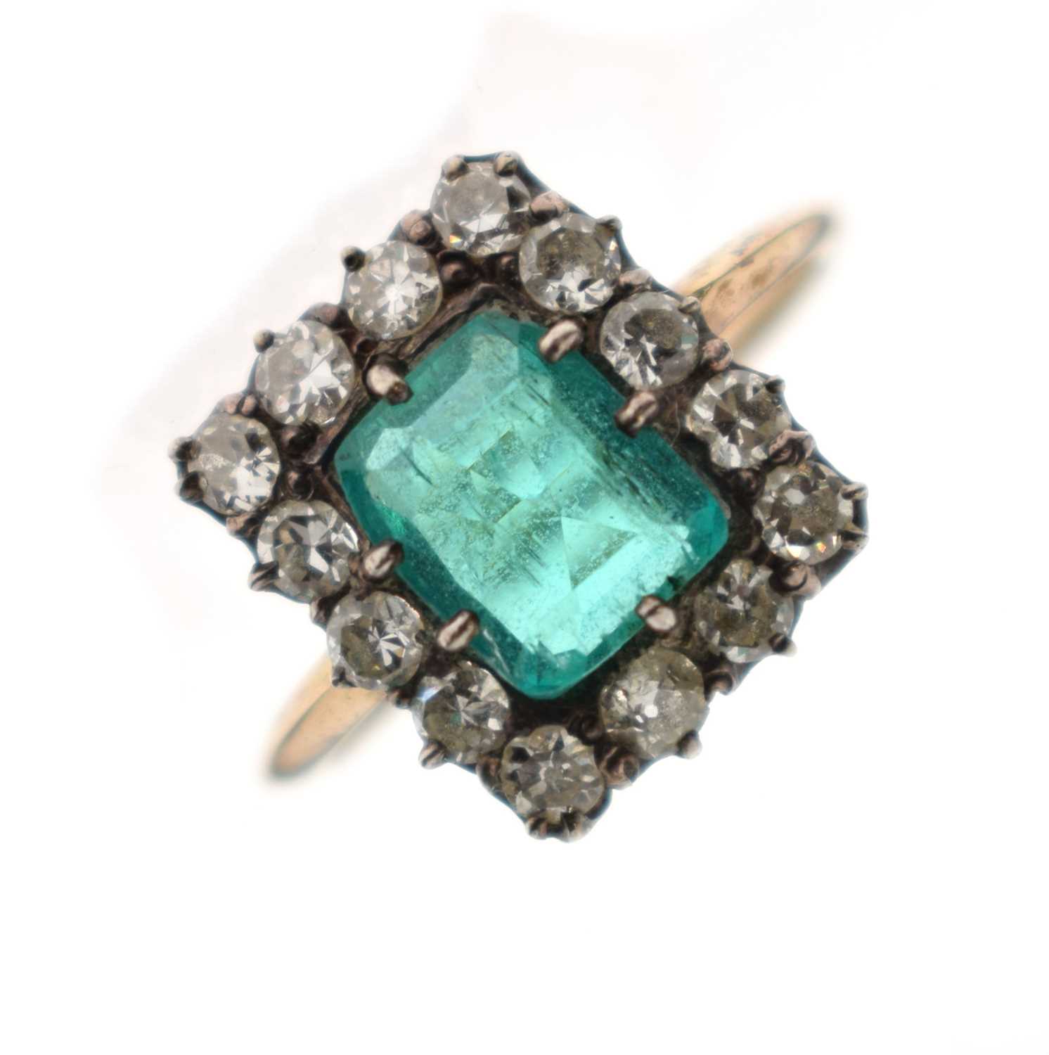 Lot 22 - Early 20th century emerald and diamond cluster ring