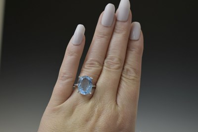 Lot 16 - Blue topaz and diamond white metal ring
