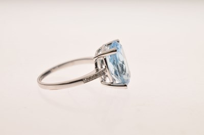 Lot 16 - Blue topaz and diamond white metal ring