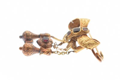 Lot 34 - Early to mid 19th century garnet unmarked yellow metal ribbon brooch