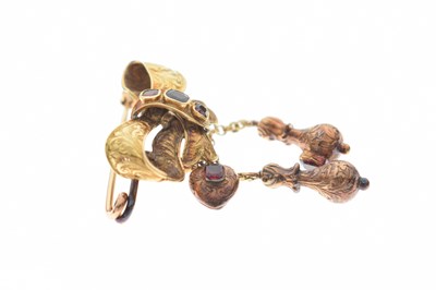 Lot 34 - Early to mid 19th century garnet unmarked yellow metal ribbon brooch