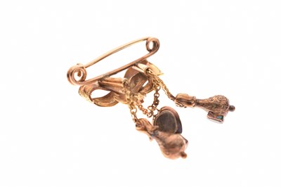 Lot 34 - Early to mid 19th century garnet unmarked yellow metal ribbon brooch
