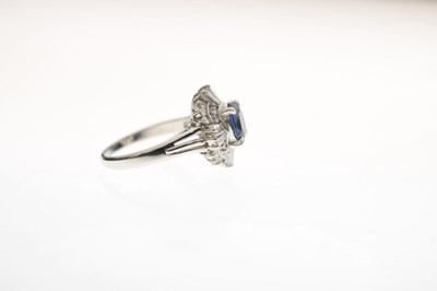 Lot 11 - Sapphire and diamond platinum cluster ring
