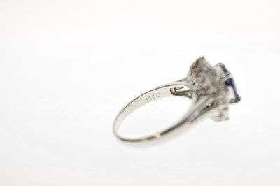 Lot 11 - Sapphire and diamond platinum cluster ring