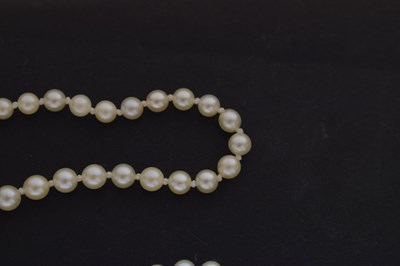 Lot 42 - Pearl necklace with yellow diamond clasp