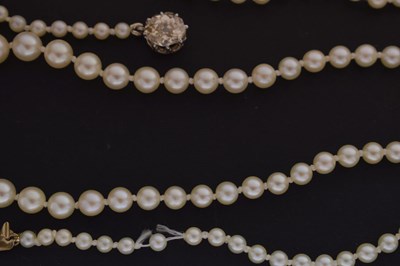 Lot 42 - Pearl necklace with yellow diamond clasp