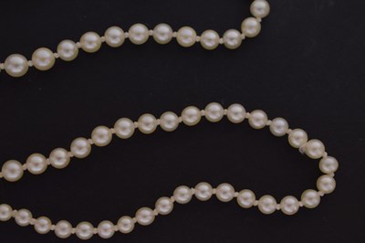 Lot 42 - Pearl necklace with yellow diamond clasp