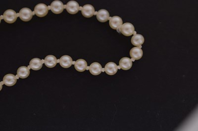 Lot 42 - Pearl necklace with yellow diamond clasp