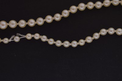Lot 42 - Pearl necklace with yellow diamond clasp