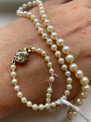 Lot 42 - Pearl necklace with yellow diamond clasp