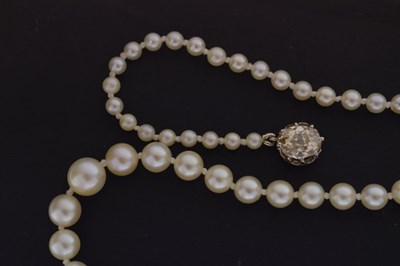 Lot 42 - Pearl necklace with yellow diamond clasp