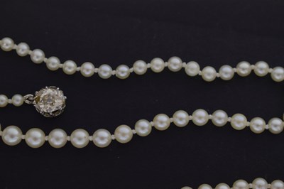 Lot 42 - Pearl necklace with yellow diamond clasp