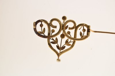 Lot 26 - Early 20th century French garnet-topped double seed pearl yellow gold brooch