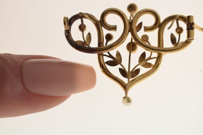 Lot 26 - Early 20th century French garnet-topped double seed pearl yellow gold brooch