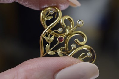 Lot 26 - Early 20th century French garnet-topped double seed pearl yellow gold brooch