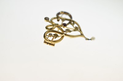 Lot 26 - Early 20th century French garnet-topped double seed pearl yellow gold brooch