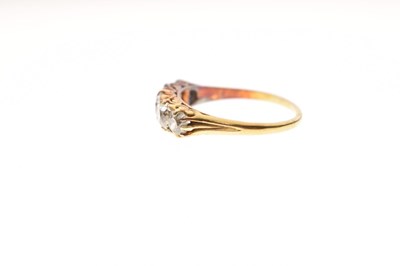 Lot 7 - Victorian diamond five stone 18ct yellow gold ring