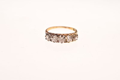 Lot 7 - Victorian diamond five stone 18ct yellow gold ring