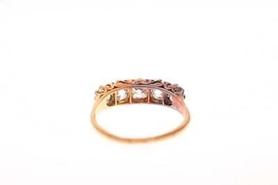Lot 7 - Victorian diamond five stone 18ct yellow gold ring