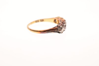 Lot 7 - Victorian diamond five stone 18ct yellow gold ring