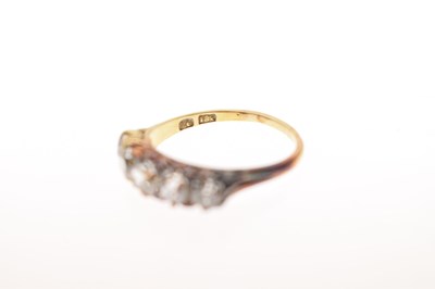 Lot 7 - Victorian diamond five stone 18ct yellow gold ring