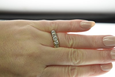 Lot 7 - Victorian diamond five stone 18ct yellow gold ring