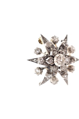 Lot 18 - Early 20th century diamond yellow and white metal starburst pendant brooch