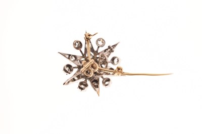Lot 18 - Early 20th century diamond yellow and white metal starburst pendant brooch