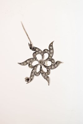 Lot 19 - Diamond flowerhead white metal brooch