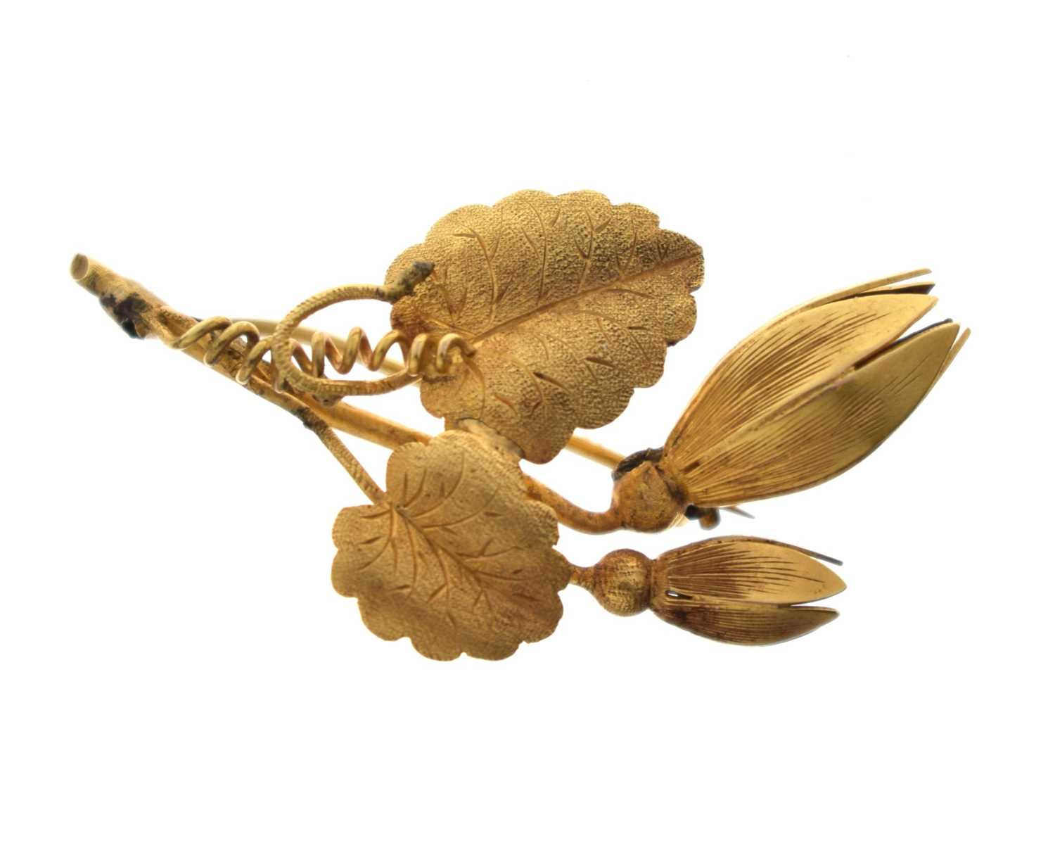 Lot Victorian yellow metal brooch in the form of a flower