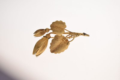 Lot Victorian yellow metal brooch in the form of a flower