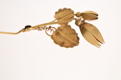 Lot Victorian yellow metal brooch in the form of a flower