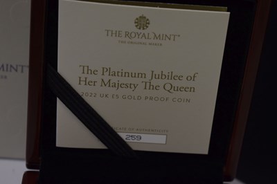 Lot Elizabeth II gold proof £5 coin, 2022, commemorating the Platinum Jubilee