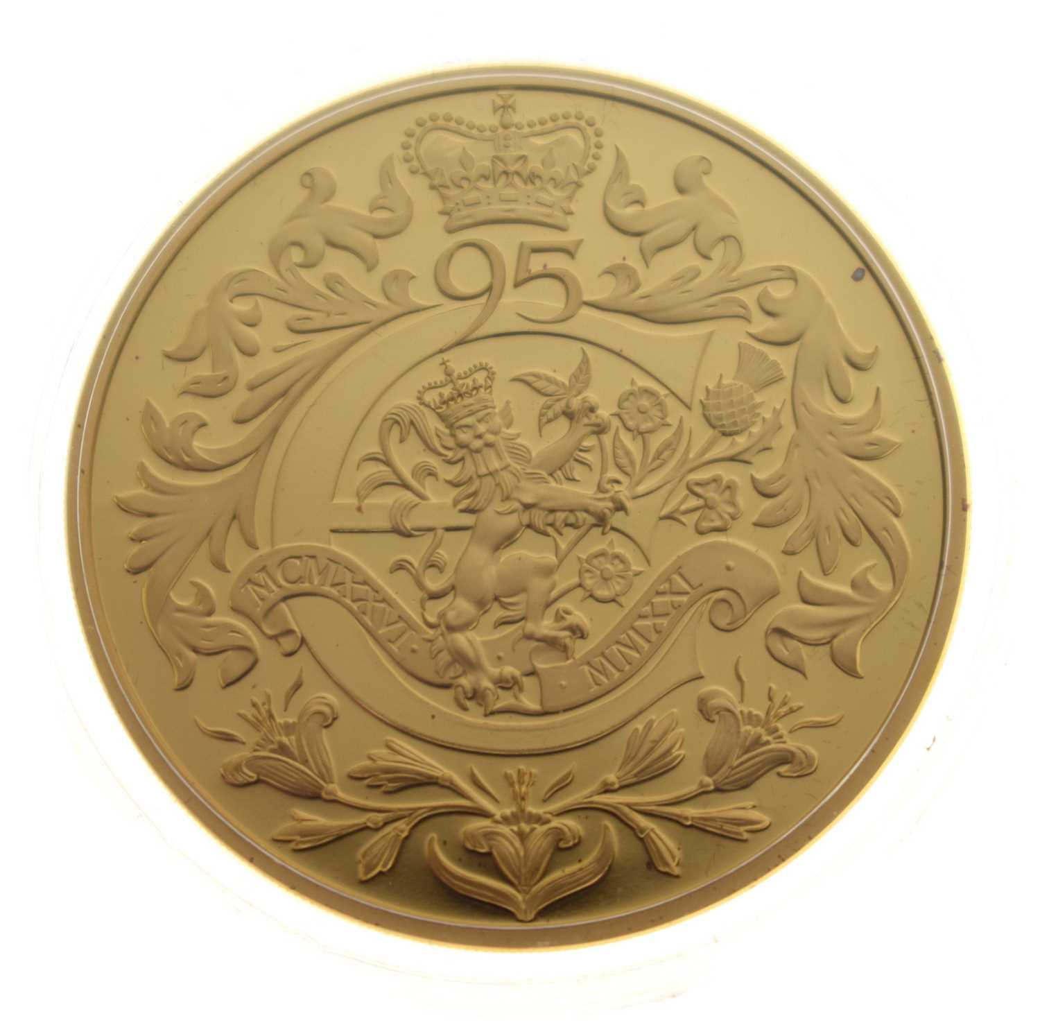 Lot Jersey - Elizabeth II gold £5 coin, 2021