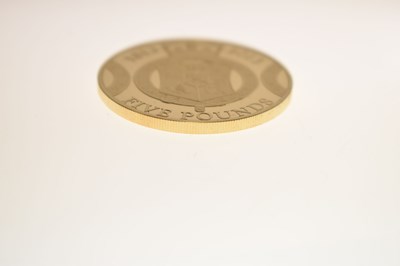 Lot Baliwick of Guernsey - Elizabeth II gold commemorative £5 crown, 2013