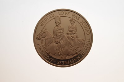 Lot Elizabeth II gold proof £5 coin, 2017, commemorating the platinum wedding anniversary
