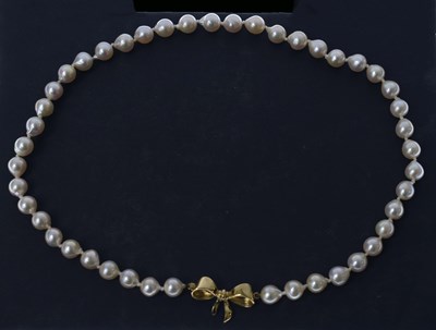 Lot 137 - Single row of baroque cultured pearls, 9ct bow design clasp