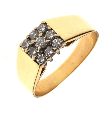 Lot 10 - Diamond 18ct yellow gold cluster ring