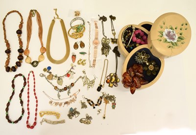 Lot 217 - Quantity of costume jewellery