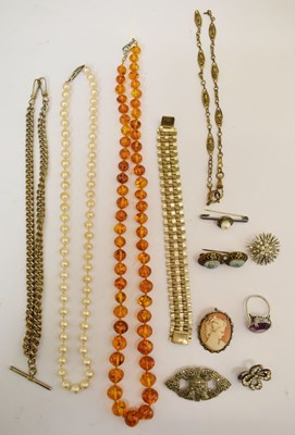 Lot 218 - Assorted vintage costume jewellery